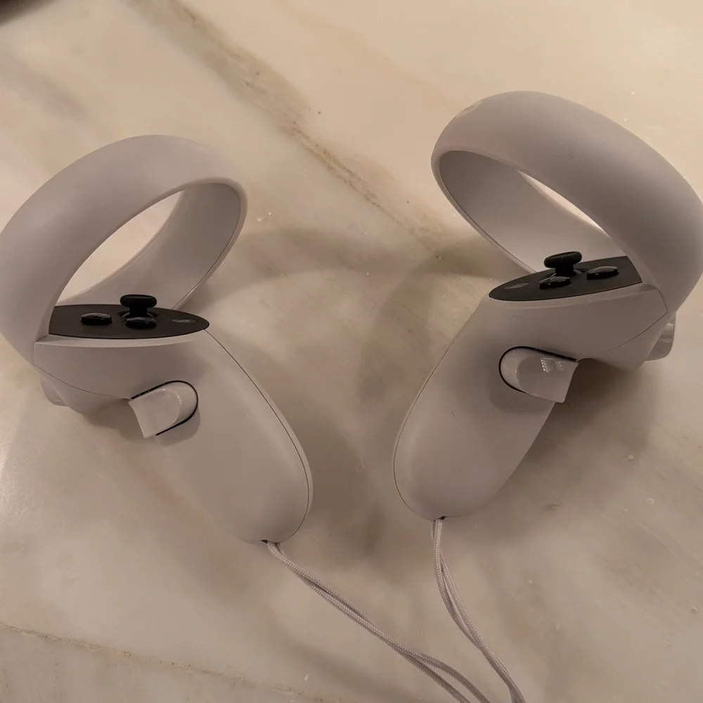 Oculus Quest 2 Headset and Controllers